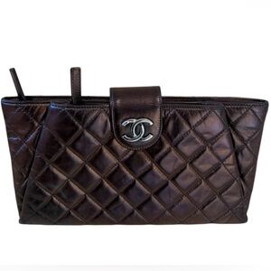 Chanel Quilted Lambskin CC Tab Clutch/Pochette Metallic Interior 21 Series